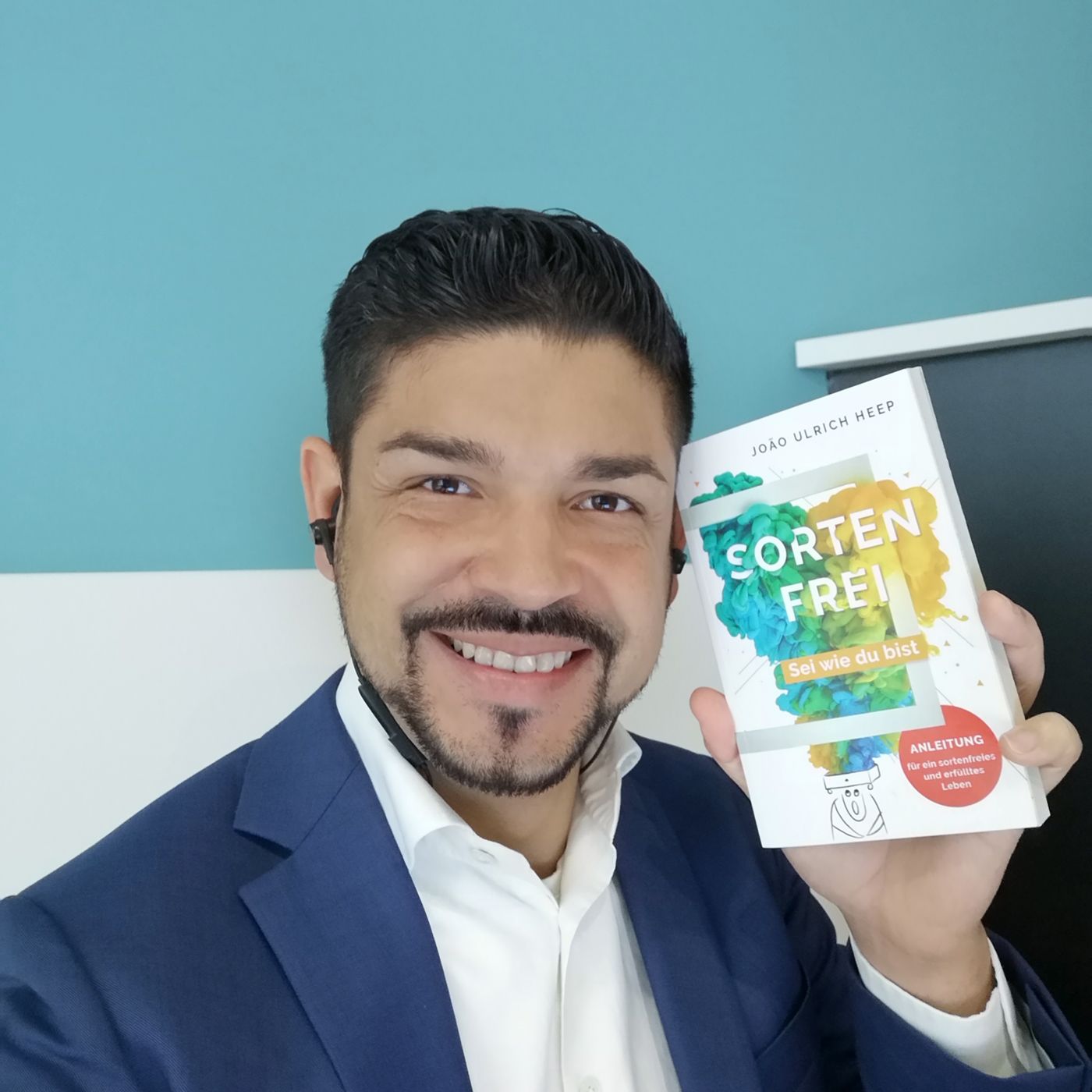 João mit seinem Buch