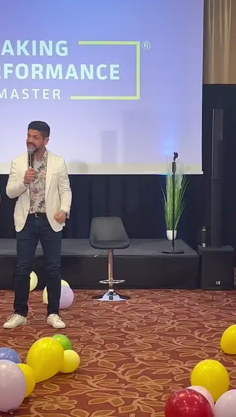 João spricht auf der Bühne
